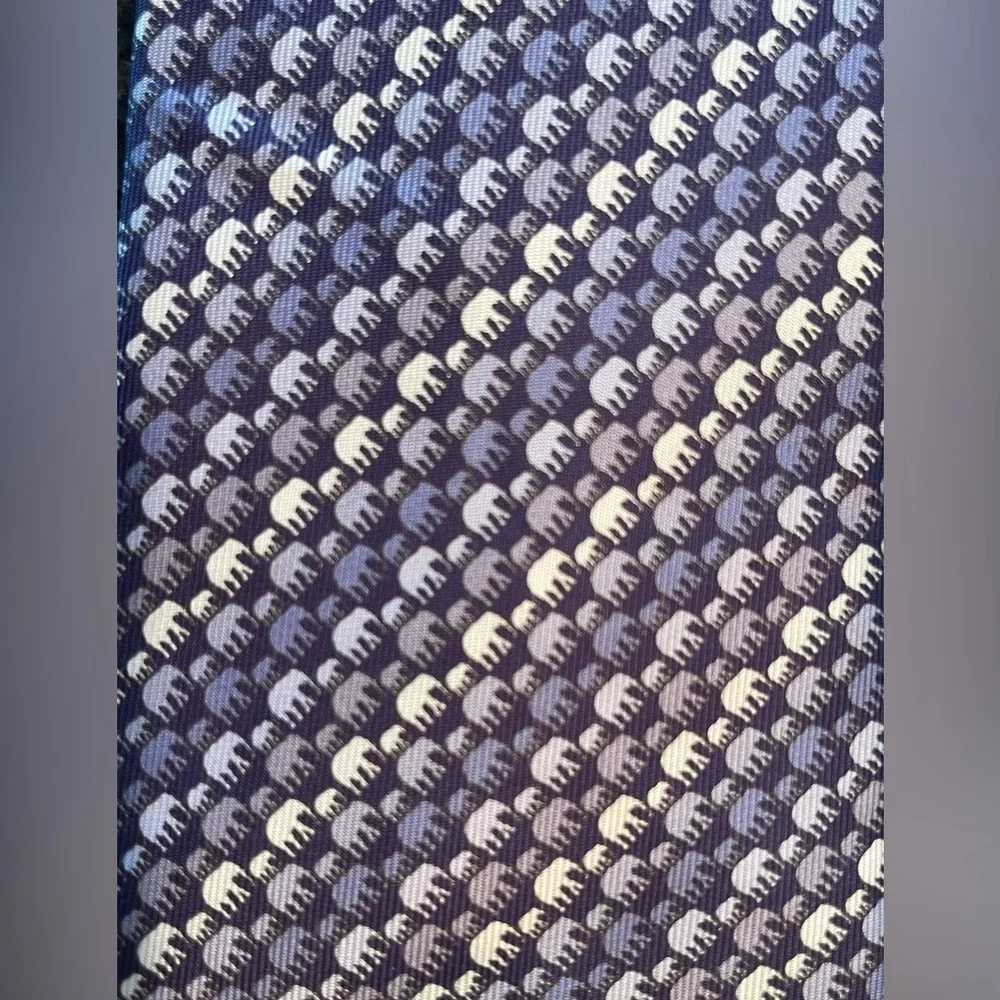 💙🐘Jim Thompson Elegant Men's Pure Silk Tie with subtle Elephant print. Blue hues